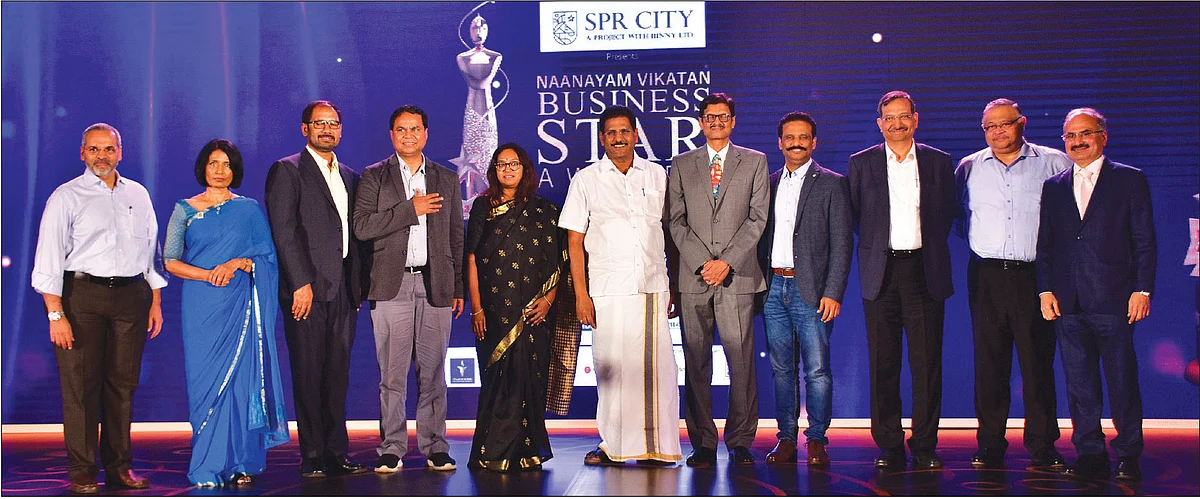 விருது பெற்றவர்களுடன் விகடன் குழும நிர்வாக இயக்குநர் பா.சீனிவாசன்