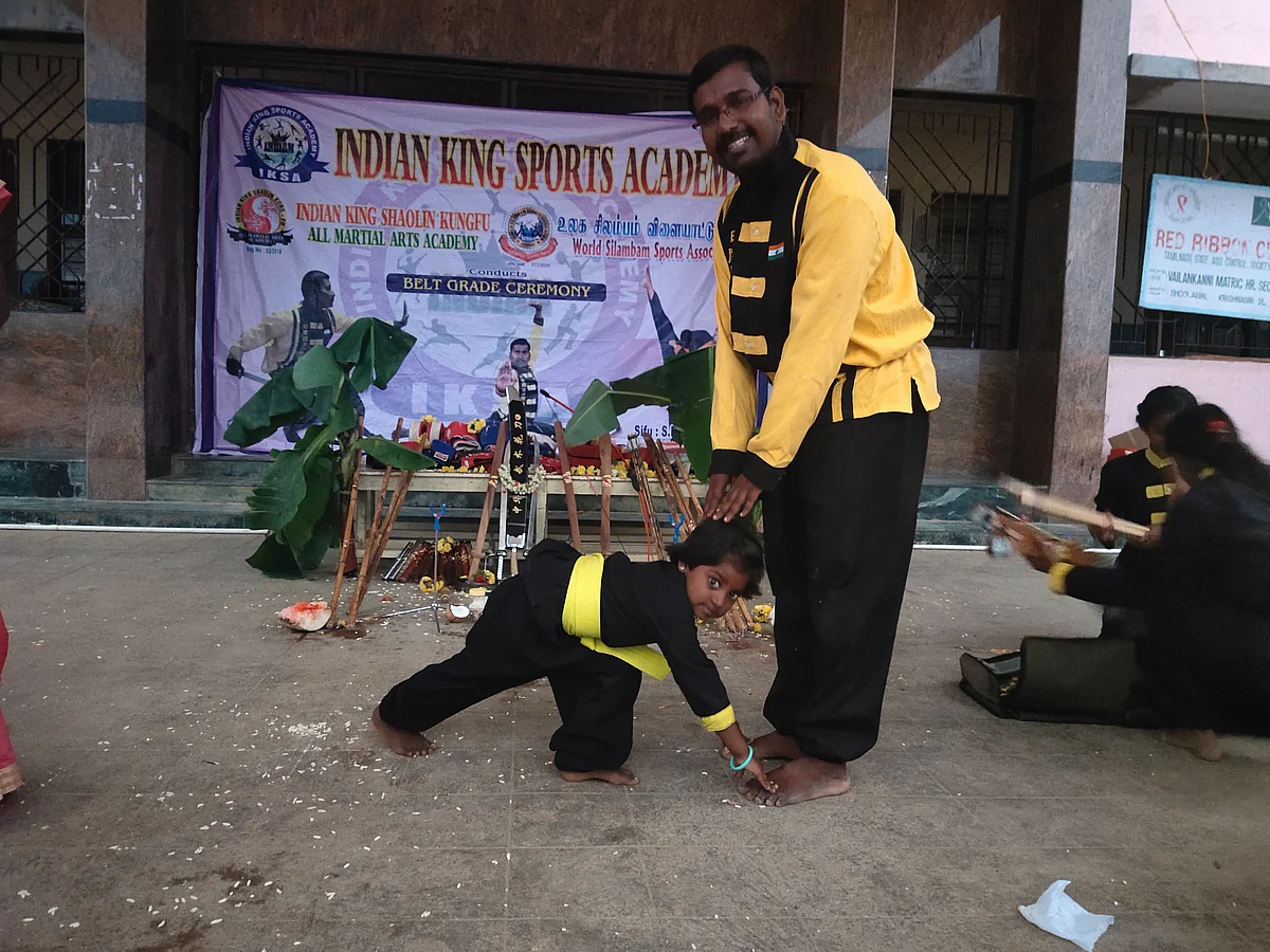 தன் தந்தை பவித்ராமனுடன் ஸ்வேதா