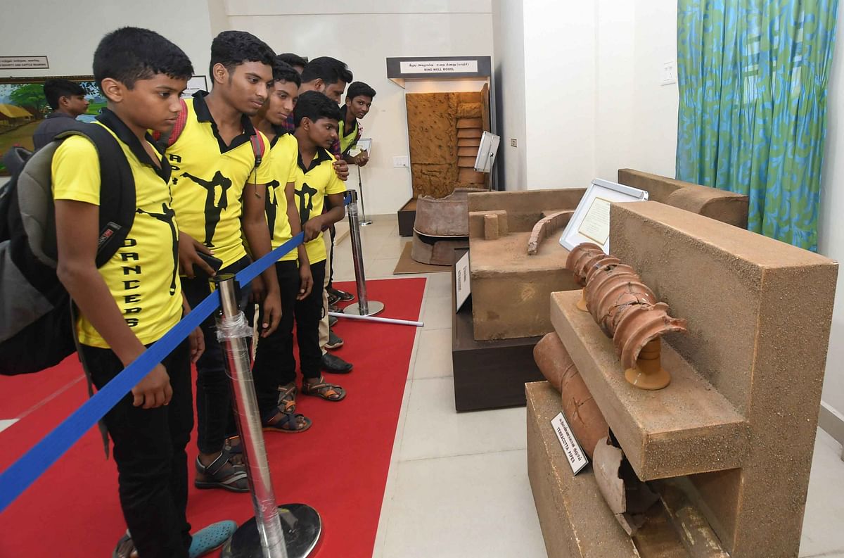 கீழடி அகழாய்வில் கண்டறியப்பட்ட பொருட்களை அருங்காட்சியகத்தில் பார்வையிடும் பள்ளி மாணவர்கள். 