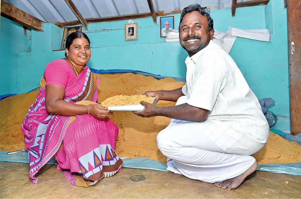 நாட்டுச் சர்க்கரையுடன் தெய்வசிகாமணி-கலாமணி தம்பதி