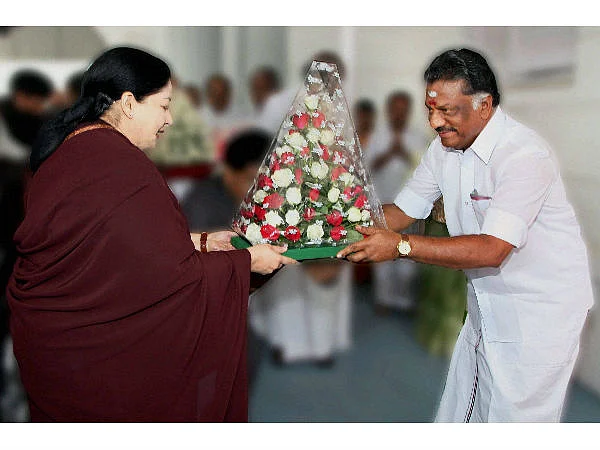 ஜெயலலிதாவுடன் பன்னீர்செல்வம்