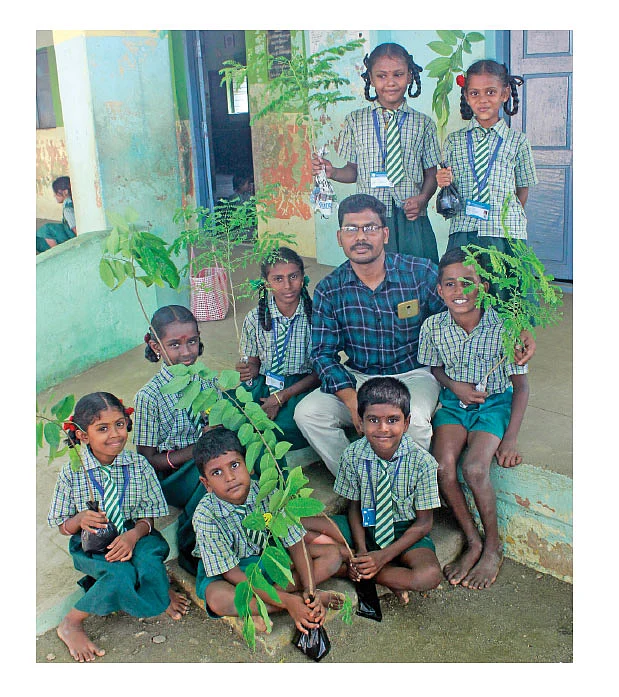 மாணவர்களுடன் கோபிநாதன்