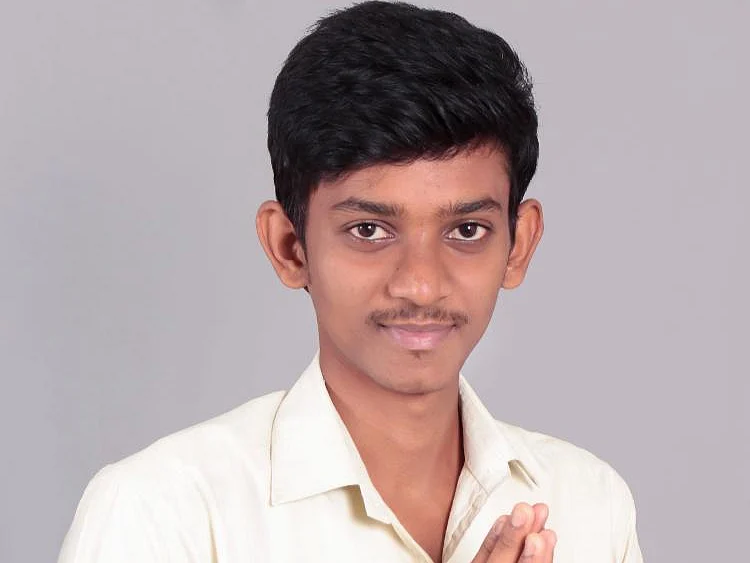 `உலகப் பொதுமறை மீது ஆணை; துண்டு பிரசுரங்களில் மீம்ஸ்!’ - கோவையில் வேட்பாளரான மீம் க்ரியேட்டர்