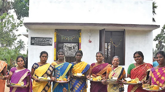 வீடு வழங்கும் நிகழ்வில்...