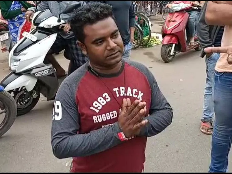 `மருத்துவமனை விளம்பரத்தில் கடவுள் படம்?’- மத உணர்வைப் புண்படுத்தியதாகத் தாக்கப்பட்ட மருத்துவர்