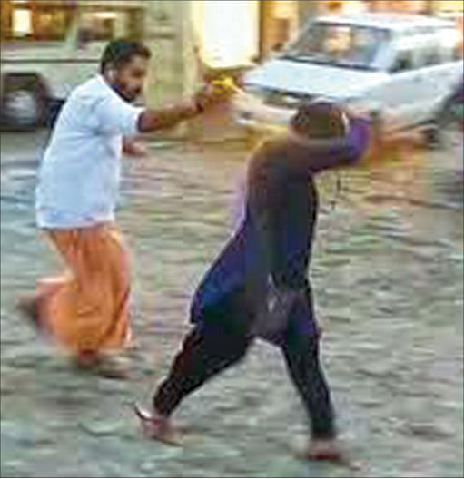 நபர் ஒருவர் பிந்துமீது மிளகு ஸ்ப்ரே தாக்குதல் நடத்தியுள்ளார்.