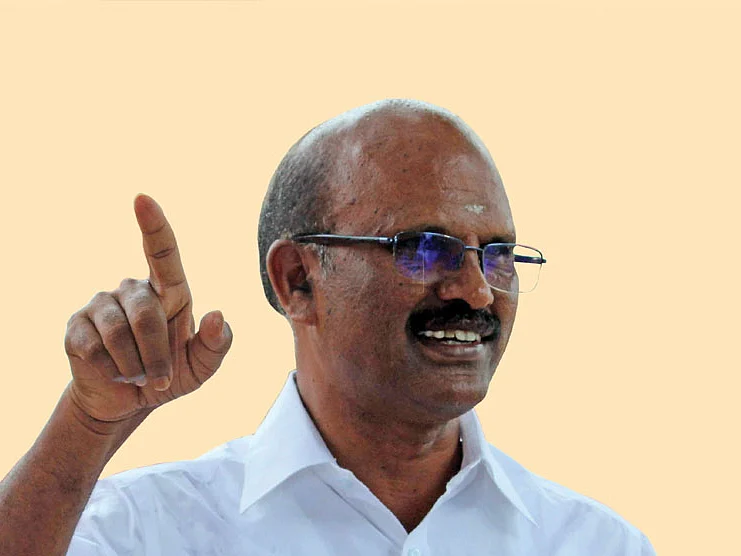 “புகழேந்தி ஒரு வாய்ச்சொல் வீரர்!”