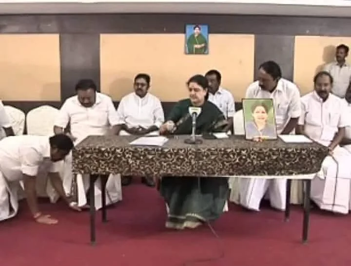 கூவத்தூரில் சசிகலா காலில் விழும் எடப்பாடி பழனிசாமி