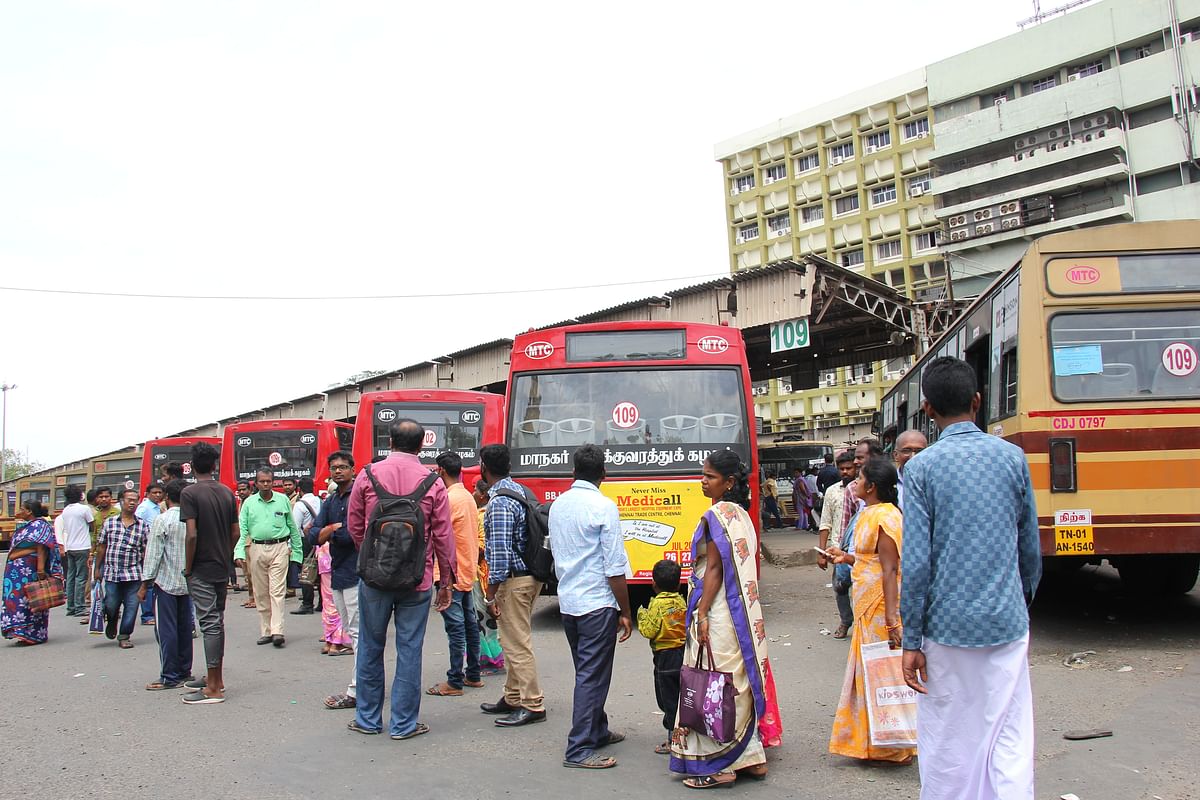 ஜூலை மாதம்  சம்பள நிலுவையை வழங்க கோரி போக்குவரத்து தொழிலாளர்கள் வேலைநிறுத்த போராட்டத்தில் ஈடுபட்டனர்.