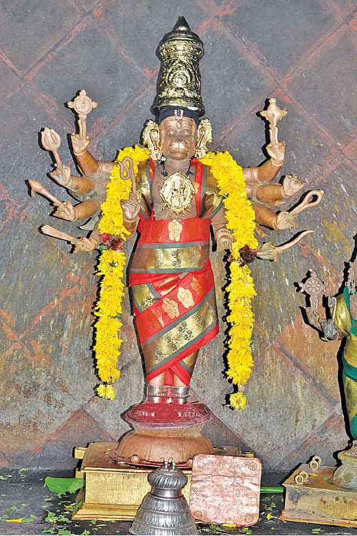 த்ரிநேத்ர தசபுஜ வீர ஆஞ்சநேயர்