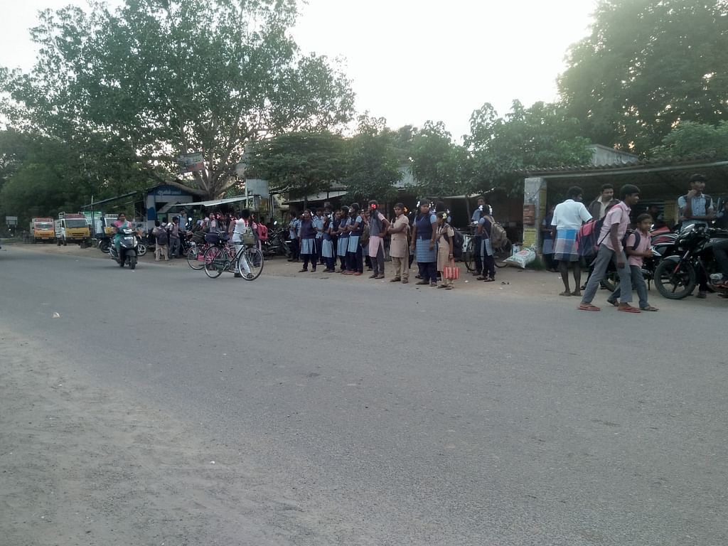 மாணவ மாணவிகள்