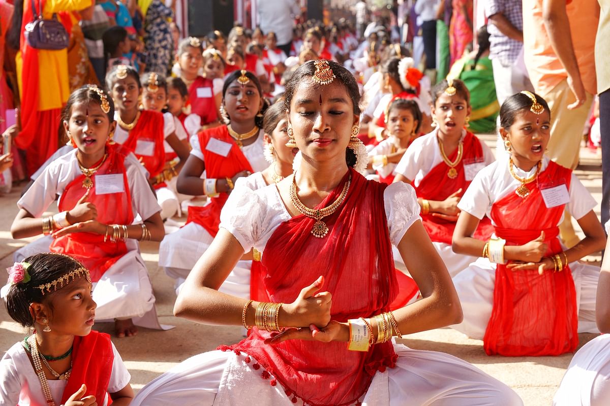 சிதம்பரம் நடராஜர் கோயிலில், 7500 நடன கலைஞர்களால் கின்னஸ் சாதனைக்காக நிகழ்த்தப்பட்ட நடன நிகழ்ச்சி. 