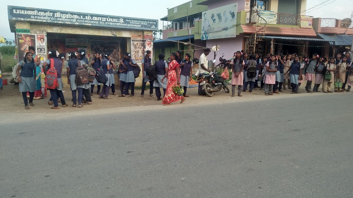 அரசு மேல்நிலைப் பள்ளி மாணவர்கள்