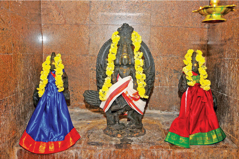 தேவியருடன் முருகன்