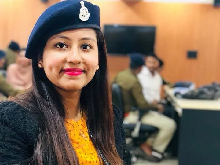 `21 வயதில் டி.எஸ்.பி; 25 வயதில் சப் கலெக்டர்!'- பாஜகவினரை கன்னத்தில் அறைந்த ஐஏஎஸ் பிரியா வர்மா யார்?