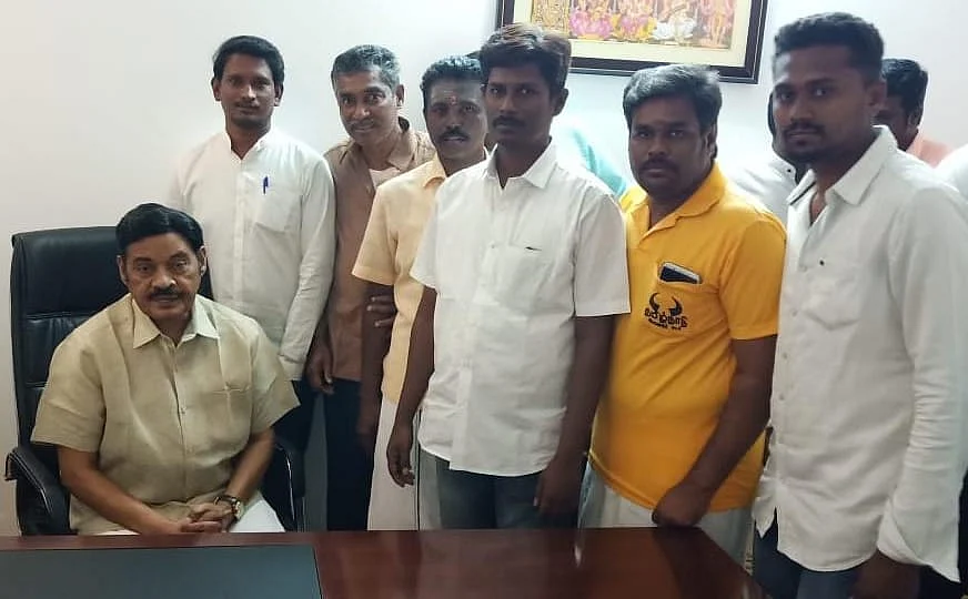 பாரிவேந்தரிடம் மனு அளிக்கும் இளைஞர்கள்