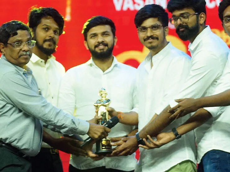 மகுடம் சூட்டப்பட்ட மகத்தான தமிழர்கள்!