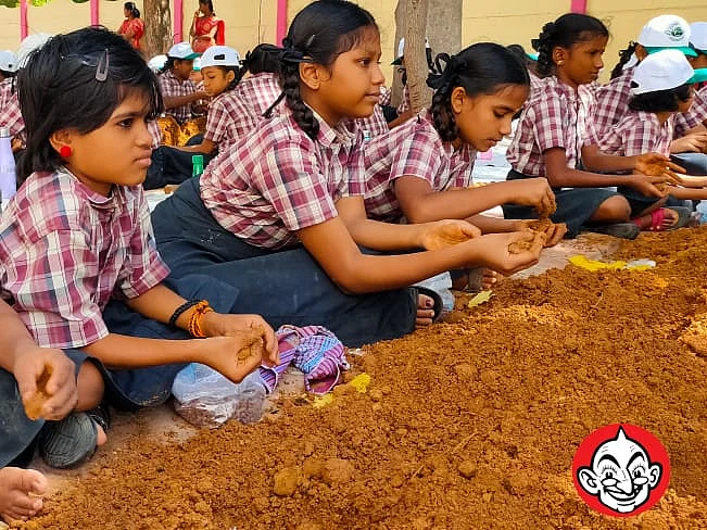 `256 டன் செம்மண்; 1.46 கோடி விதைகள்!’- ராமநாதபுரத்தில் 30 லட்சம் விதைப்பந்துகள் தயாரித்து உலக சாதனை