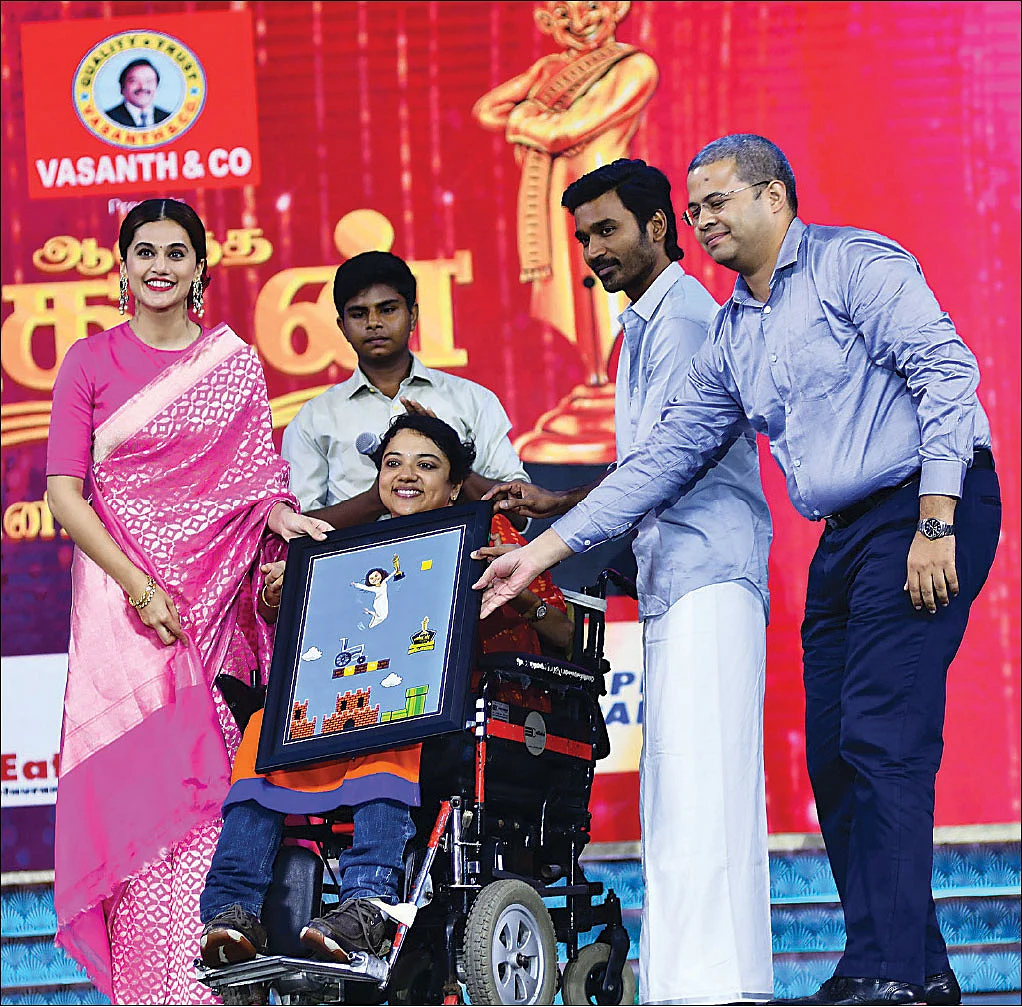 டாப்ஸிக்குப் பரிசு வழங்கும் ப்ரீத்தி ஸ்ரீனிவாசன்