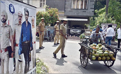 ரஜினிகாந்த் வீட்டின் முன் போலீஸ் பாதுகாப்பு