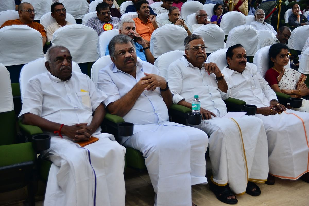 பாஜக தலைவர்களுடன் வாசன்