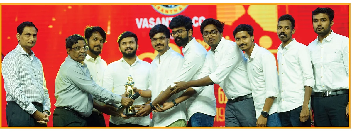 ‘பாண்டிகூட்’ குழுவினருக்கு விருது வழங்கும் தலைமைச் செயலாளர் கே.சண்முகம், சி.கே.ரங்கநாதன்
