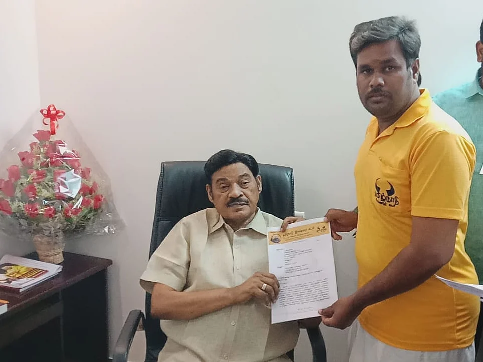 `தேர்தல் வாக்குறுதிகளை எப்போ சார் நிறைவேத்துவீங்க?' -பாரிவேந்தரிடம் குளித்தலை இளைஞர்கள்