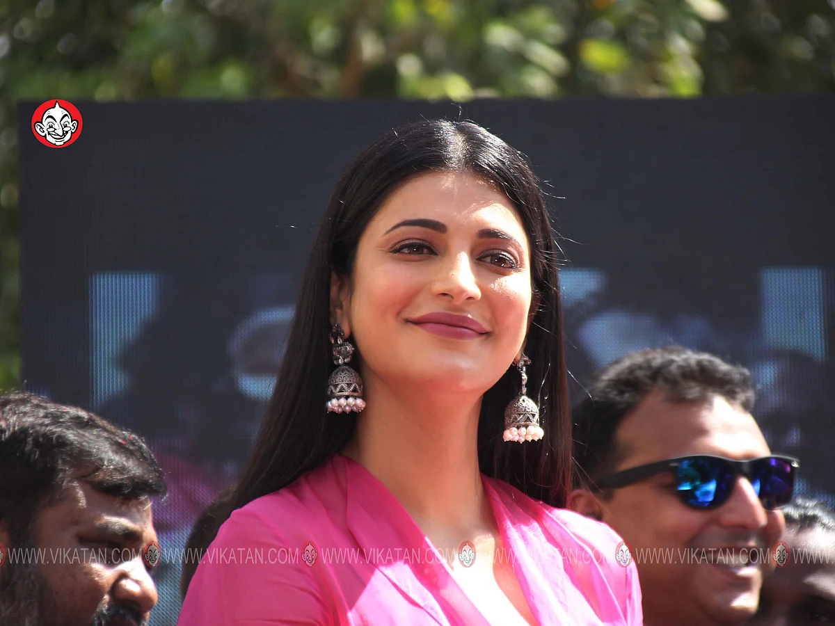 ``என் பெற்றோர் பிரிந்ததில் எனக்கு மகிழ்ச்சிதான்!" - பேட்டியில் மனம் திறந்த ஸ்ருதிஹாசன்