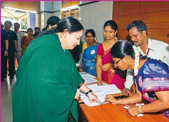 வாக்குச் சாவடியில் ஜெ...