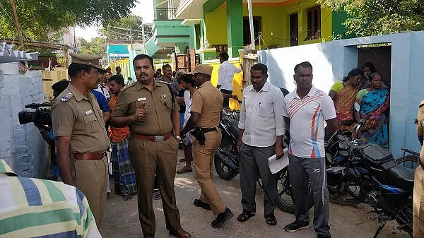 சம்பவ இடத்தில் காவல்துறை அதிகாரிகள் விசாரணை