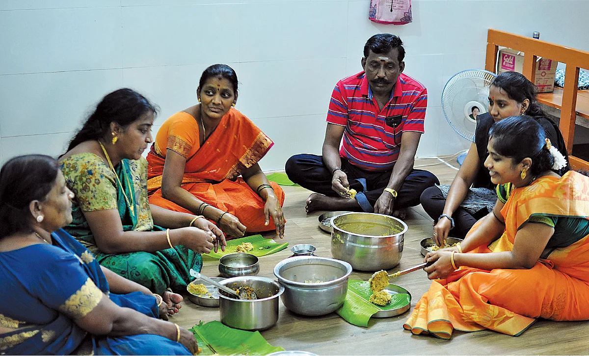ஷோபா, ஜெயலட்சுமி, வசந்தா, கஸ்தூரி, ஆர்த்தி, இந்திராணி
