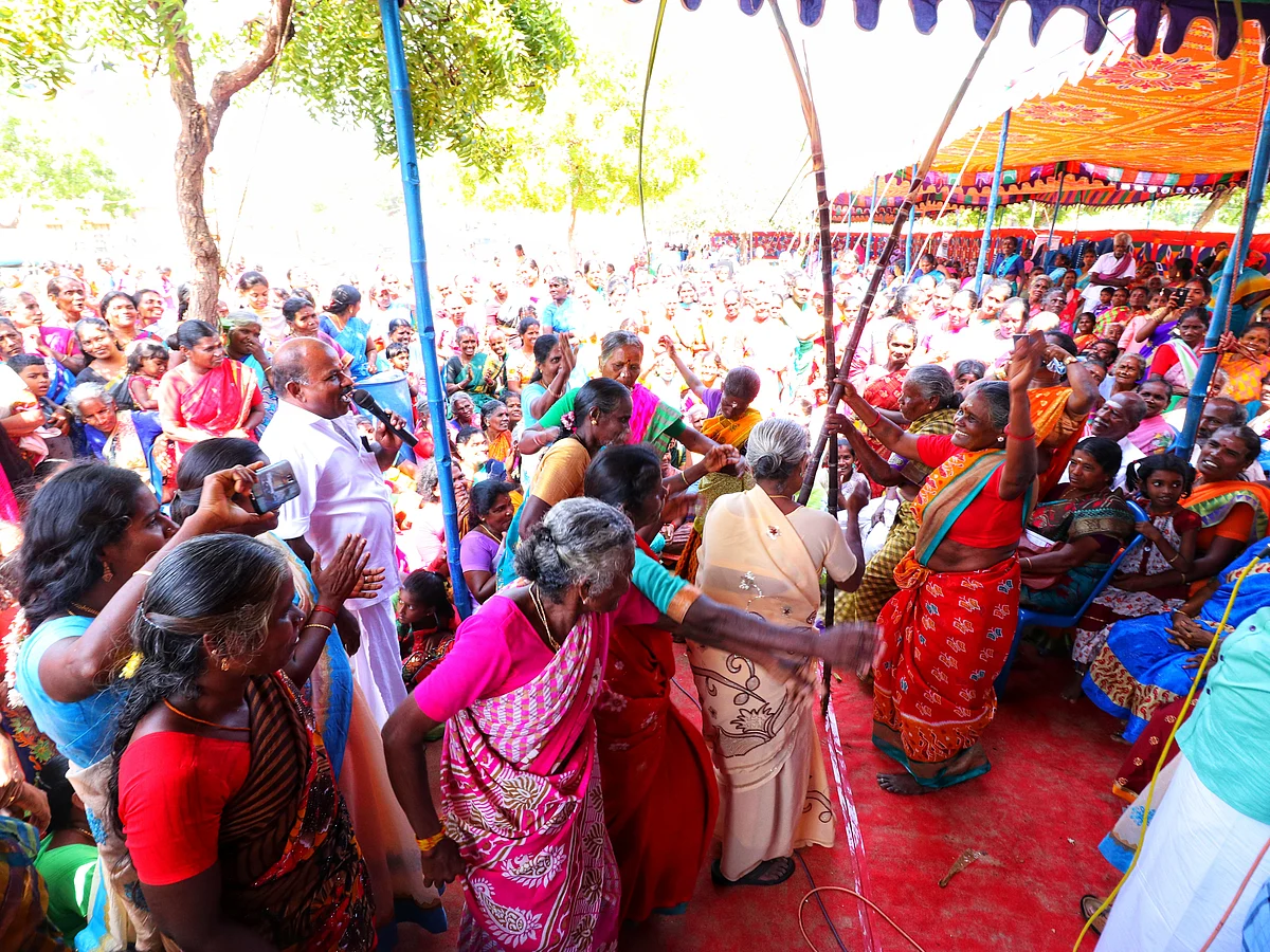 பேரக்குழந்தைகளின் முன் ஆடிப்பாடும் முதியோர்கள்