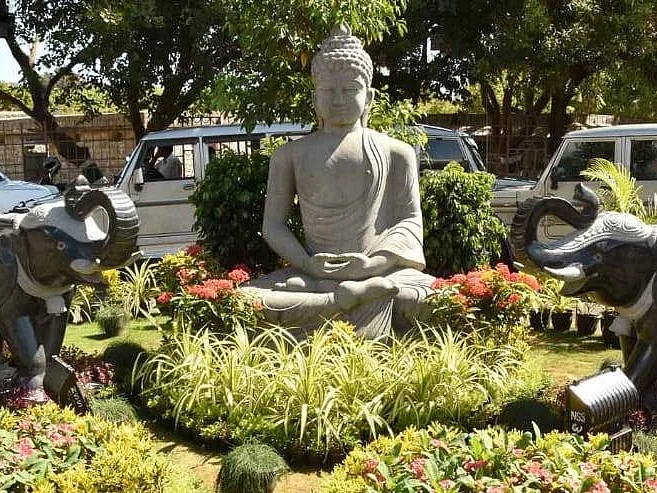 ஜின்பிங் வருகைக்காக வைக்கப்பட்ட புத்தர் சிலை