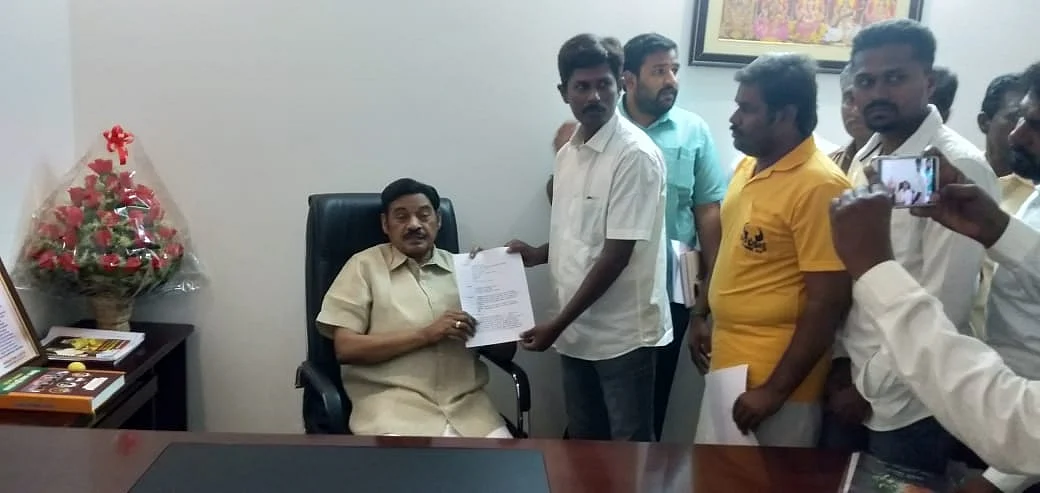 பாரிவேந்தரிடம் மனு அளிக்கும் இளைஞர்கள்