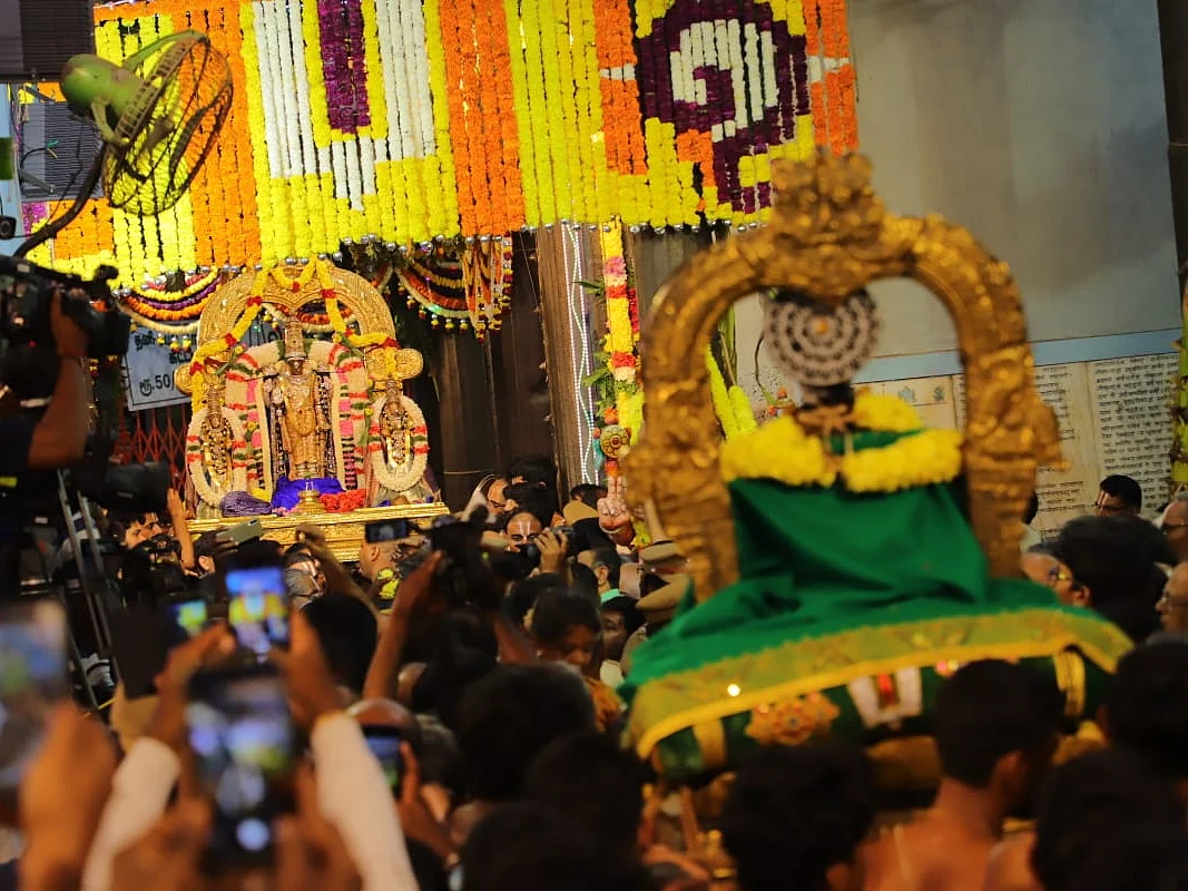 பார்த்தசாரதி கோயில் பரமபதவாசல் திறக்கப்பட்டது.. ஆயிரக்கணக்கான பக்தர்கள் பரவசம்!