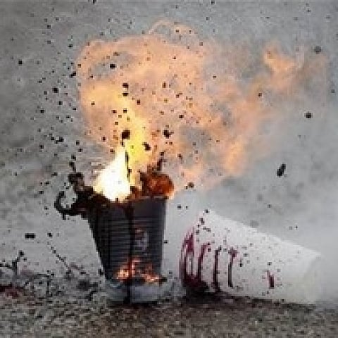 குடியிருப்புப் பகுதியில் வெடித்த நாட்டு வெடிகுண்டு!' -புதுச்சேரி  தொழிலாளிக்கு நேர்ந்த துயரம் |puducherry worker was badly injured due to  explosion - Vikatan