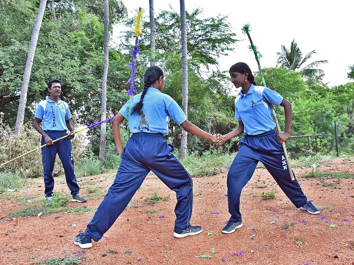 `சினிமா சிலம்பாட்டங்களுக்கு நாங்கதான் பேக்கிரவுண்ட்!' - மதுரையைக் கலக்கும் 5-ம் தலைமுறை சகோதரிகள்