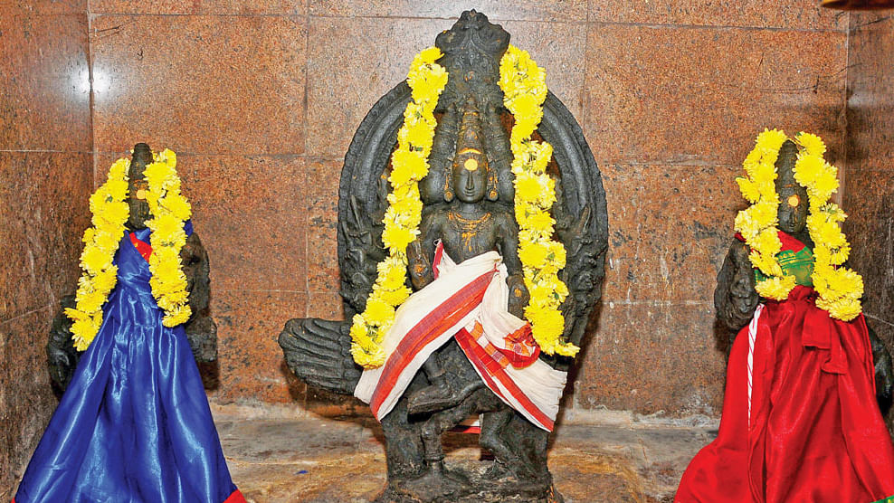 தேவியருடன் முருகன்