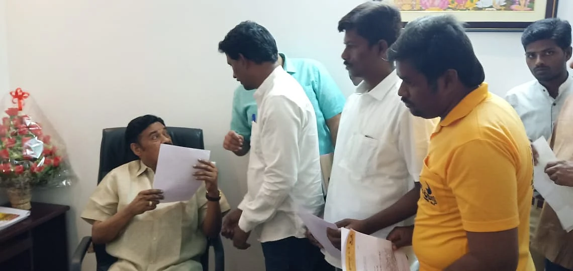 பாரிவேந்தரிடம் மனு அளிக்கும் இளைஞர்கள்