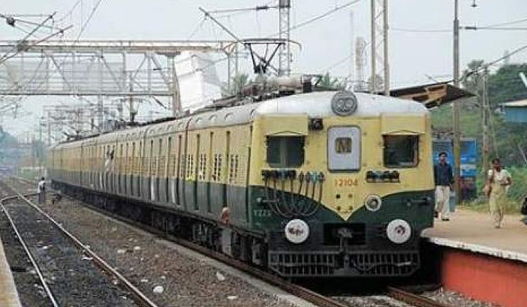 சென்னை: லேடீஸ் கோச்சில் ஏற முயன்ற நபருடன் தகராறு - மின்சார ரயிலில் பெண் காவலருக்கு கத்திக்குத்து 