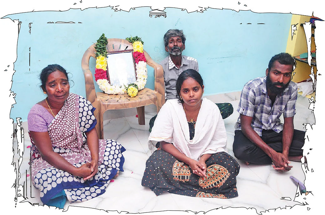 ஏகேஷ் குடும்பத்தினர்