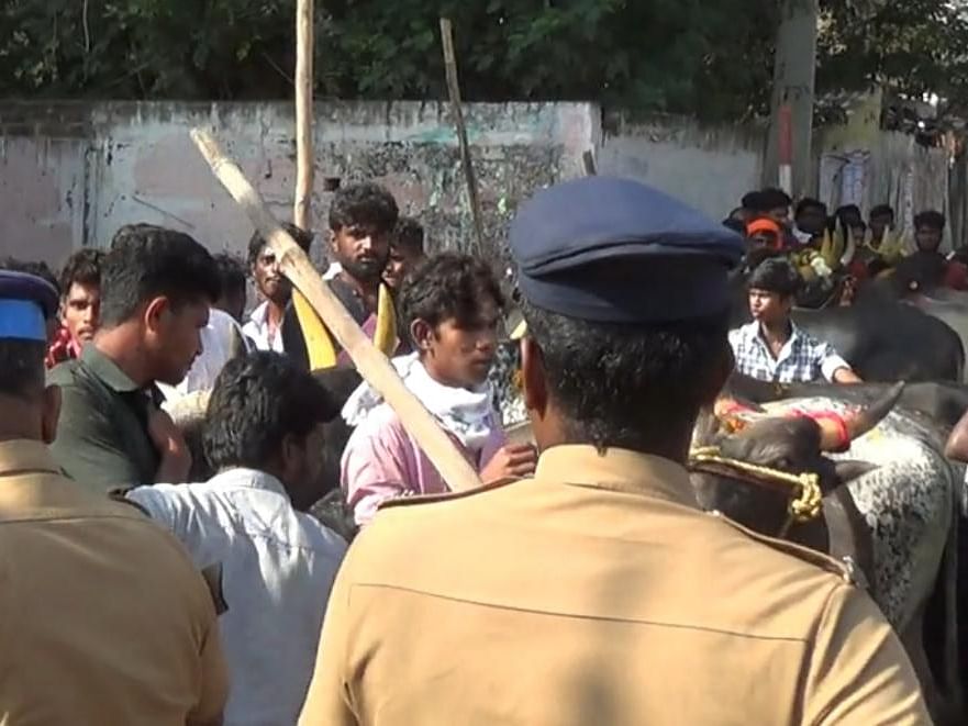 ஒரே எண்ணில் இரண்டு டோக்கன்கள்; போலீஸாருடன் வாக்குவாதம் - அவனியாபுரத்தில் தடியடி!