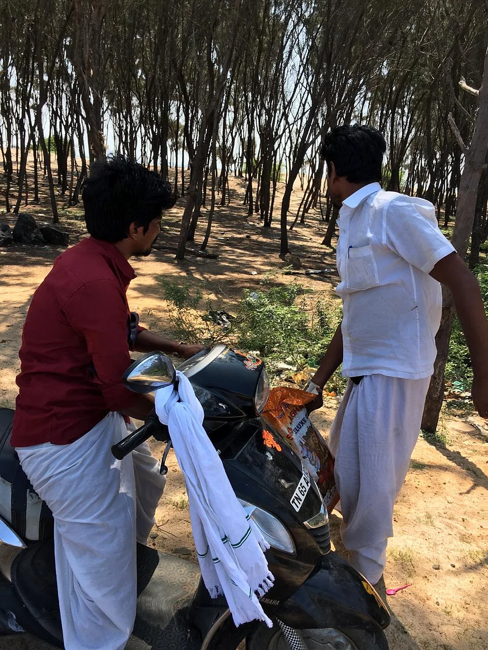 காக்கைகளை வேட்டையாடும் நபர்கள்.
