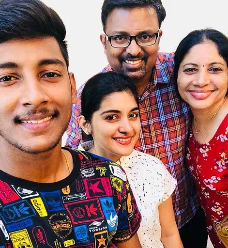 குடும்பத்துடன் நிவேதா தாமஸ்