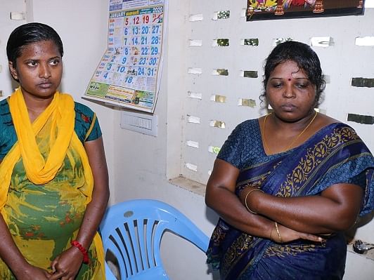 `கடன் இரண்டரை லட்சம்; கந்துவட்டி ரூ.7 லட்சம்!’ -நெல்லை ஆட்சியர் அலுவலகத்தை அதிரவைத்த 2 பெண்கள்