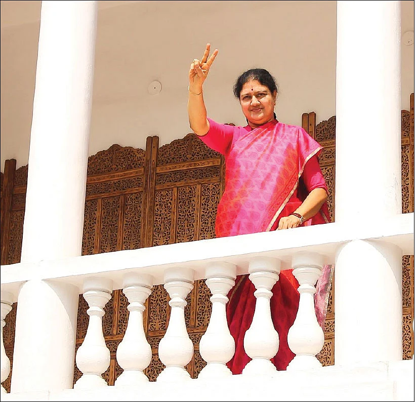 சசிகலா: தேன்கூட்டில் எறிந்த கல்!
