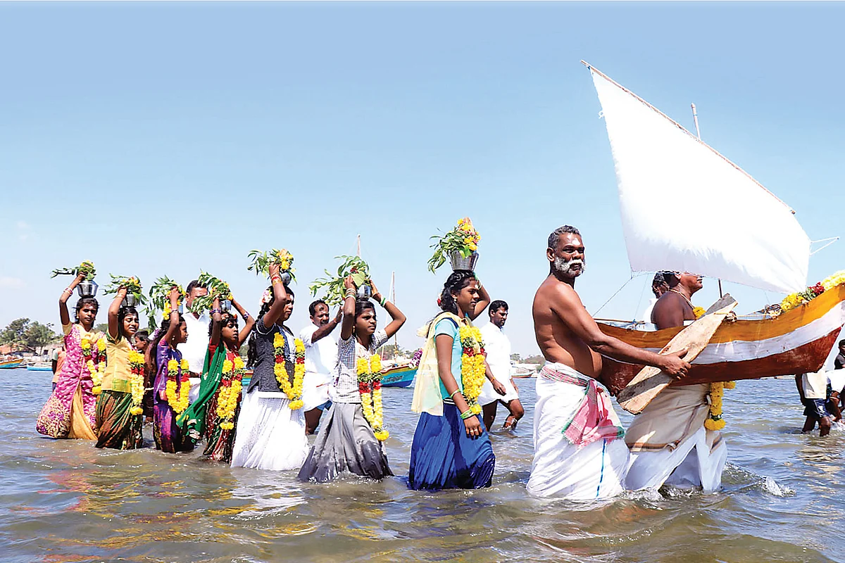 தென்னம்பாளை விளக்கைக் கடலில் விடும் நிகழ்ச்சி...