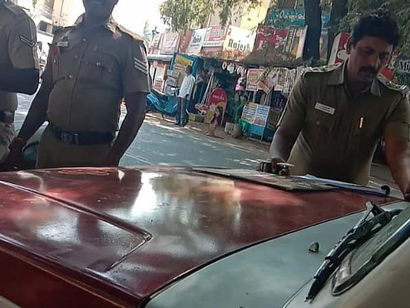 `பள்ளிக்குப் போவதால்தான் இவ்வளவு ரிஸ்க்!' - ஓட்டுநரிடம் லஞ்சம் வாங்கிய காவலரை கலங்கடித்த கமிஷனர்