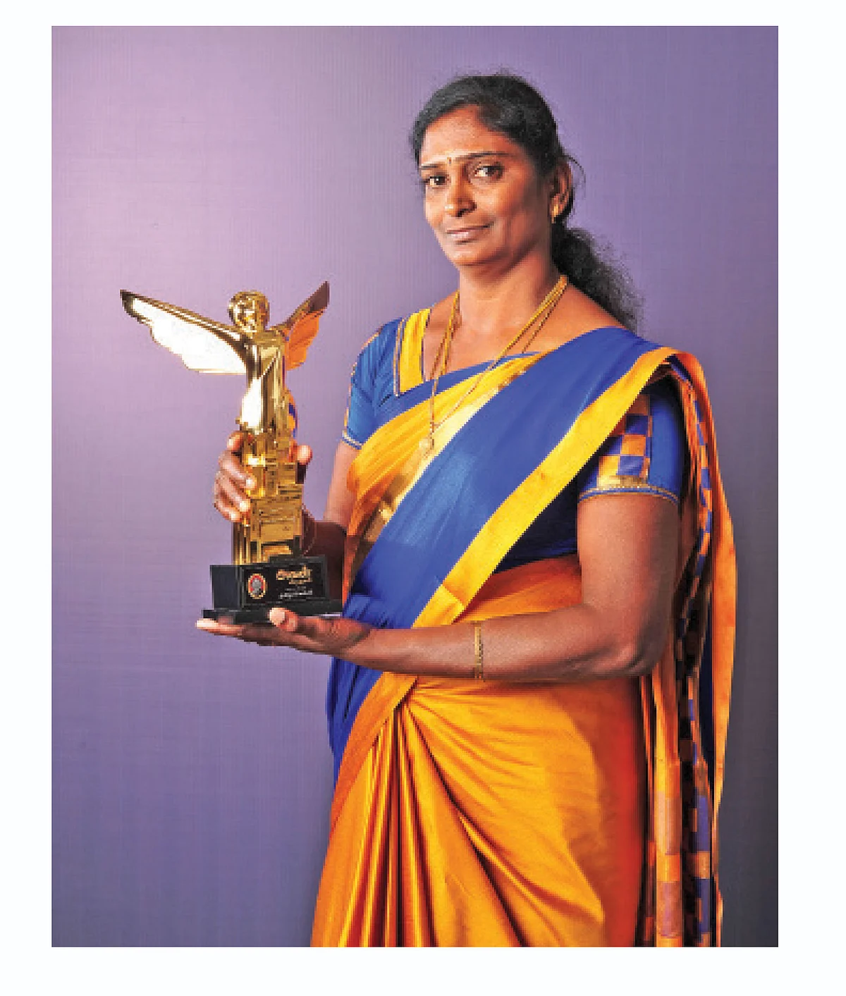 விருதுடன் தமிழ்ச்செல்வி
