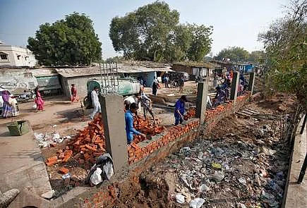 அகமதாபாத்தில் கட்டப்பட்ட சுவர்